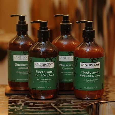 Naumi Hotel - SG Clean Singapur Exterior foto A selection of Origins products
