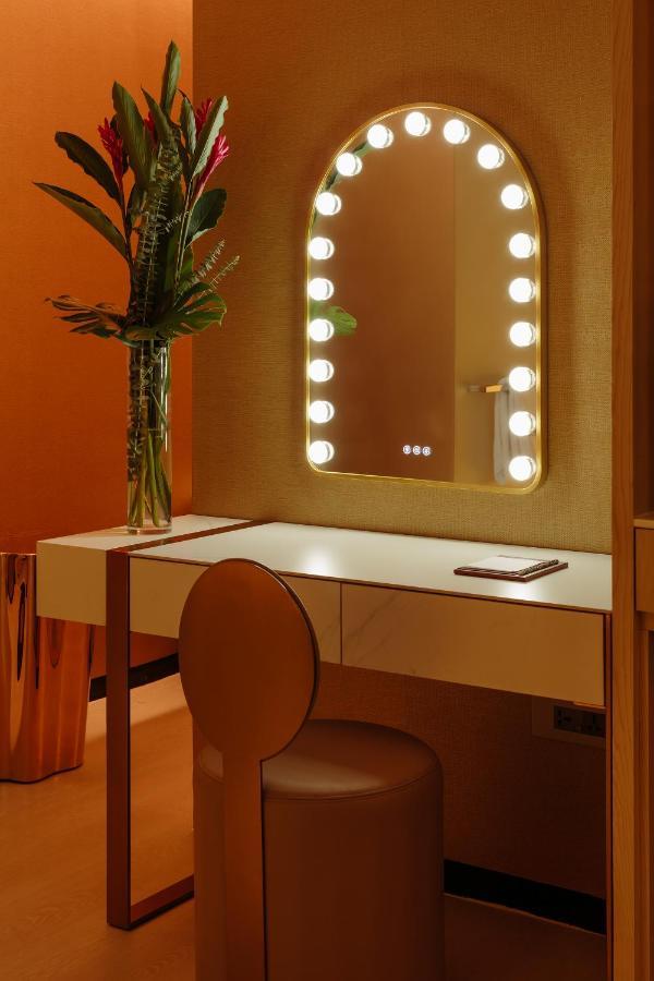 Naumi Hotel - SG Clean Singapur Exterior foto A dressing table with a vanity mirror